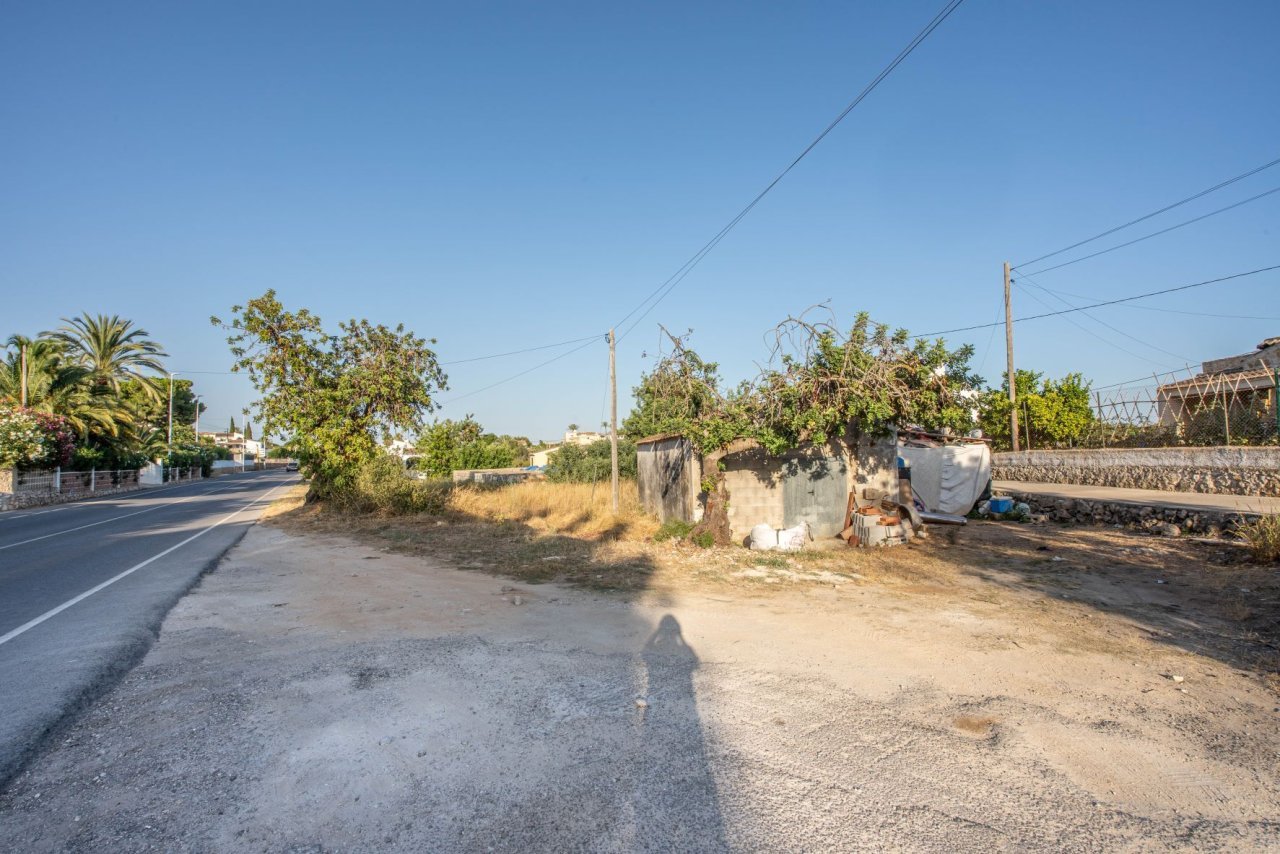 Das Grundstück liegt nur wenige Gehminuten vom historischen Zentrum von Jávea und nur 3 km vom Strand entfernt. Es ist 1700 m² groß und kann mit 340 m