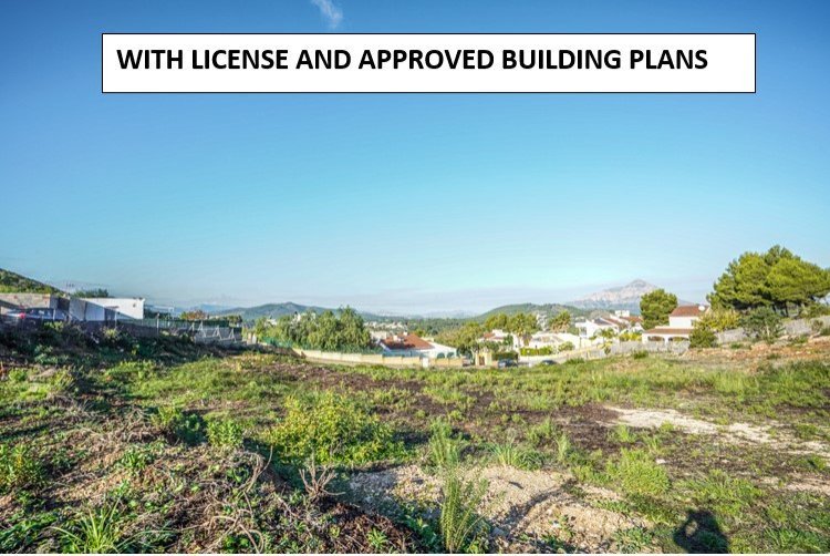 GELEGENHEIT LIZENZIERT BAUGRUNDSTÜCK. Dieses Grundstück befindet sich in einer sehr ruhigen, neueren Urbanisation in Jávea, nur 5 Autominuten vom Sand