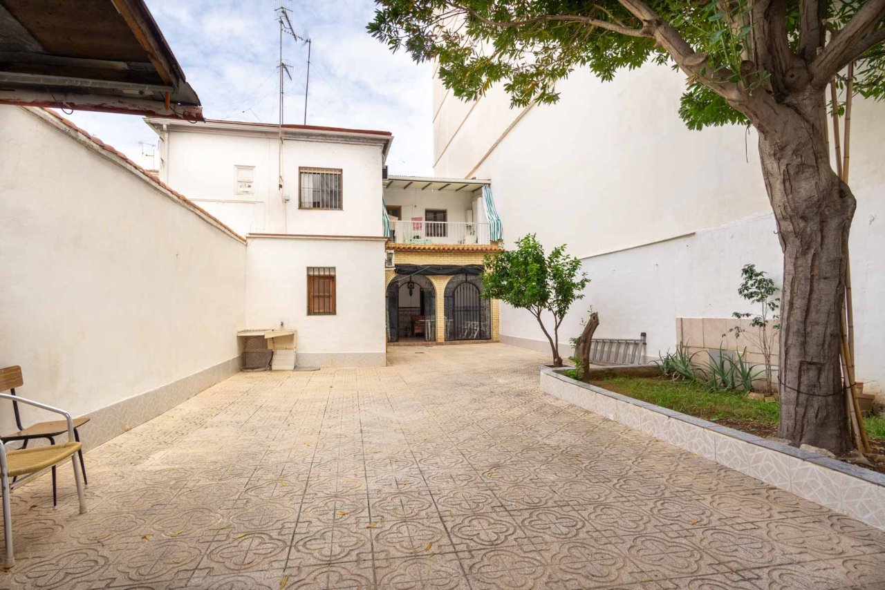 Ein authentischer Schatz im andalusischen Stil im Herzen von Denia zu verkaufen. Dieses große, helle Haus ist bezugsfertig, da es sehr gut erhalten