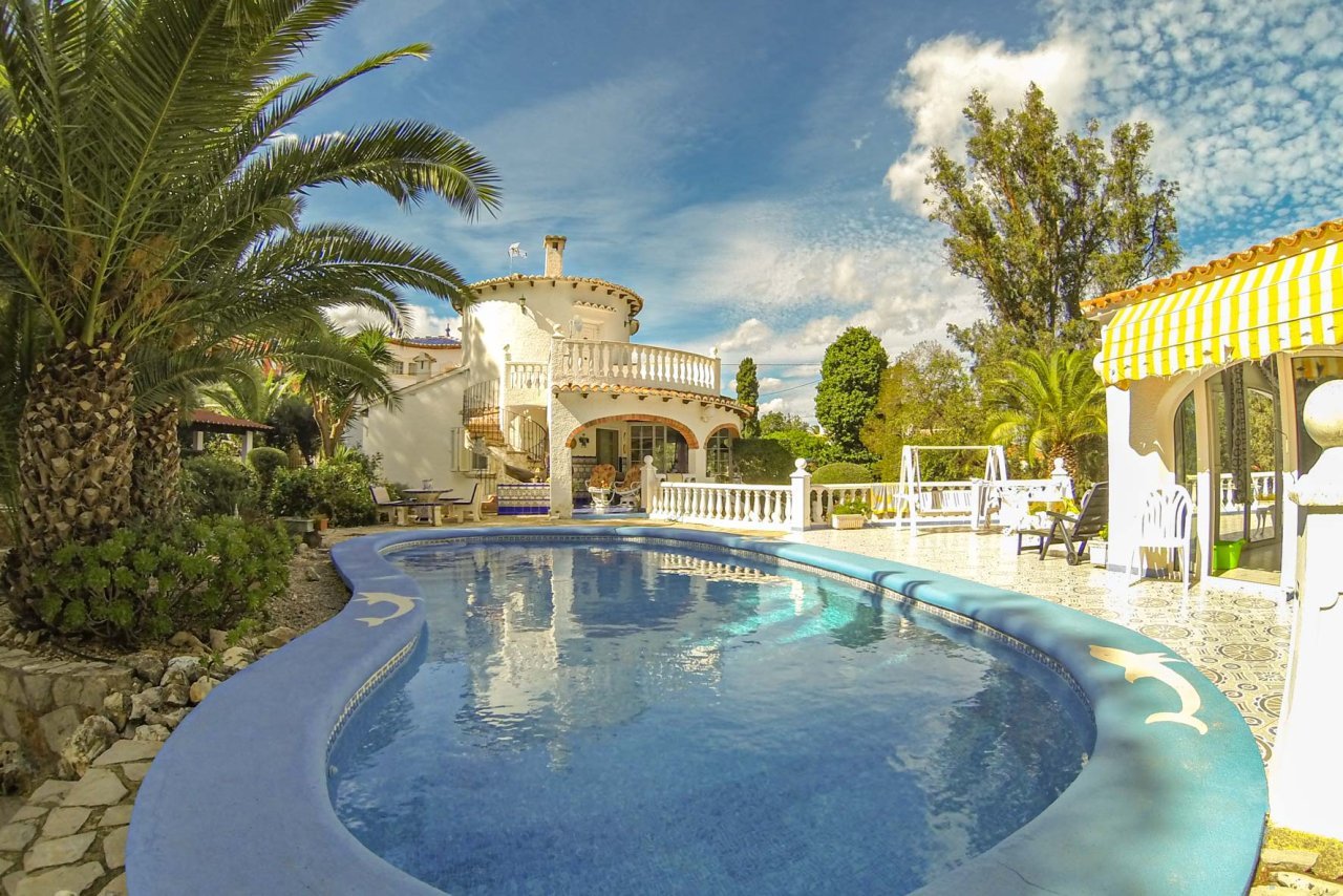Beeindruckende Villa in einer der ruhigsten und angenehmsten Gegenden von Denia, mit herrlichem Blick auf den Naturpark Montgó und Meerblick. Die Immo
