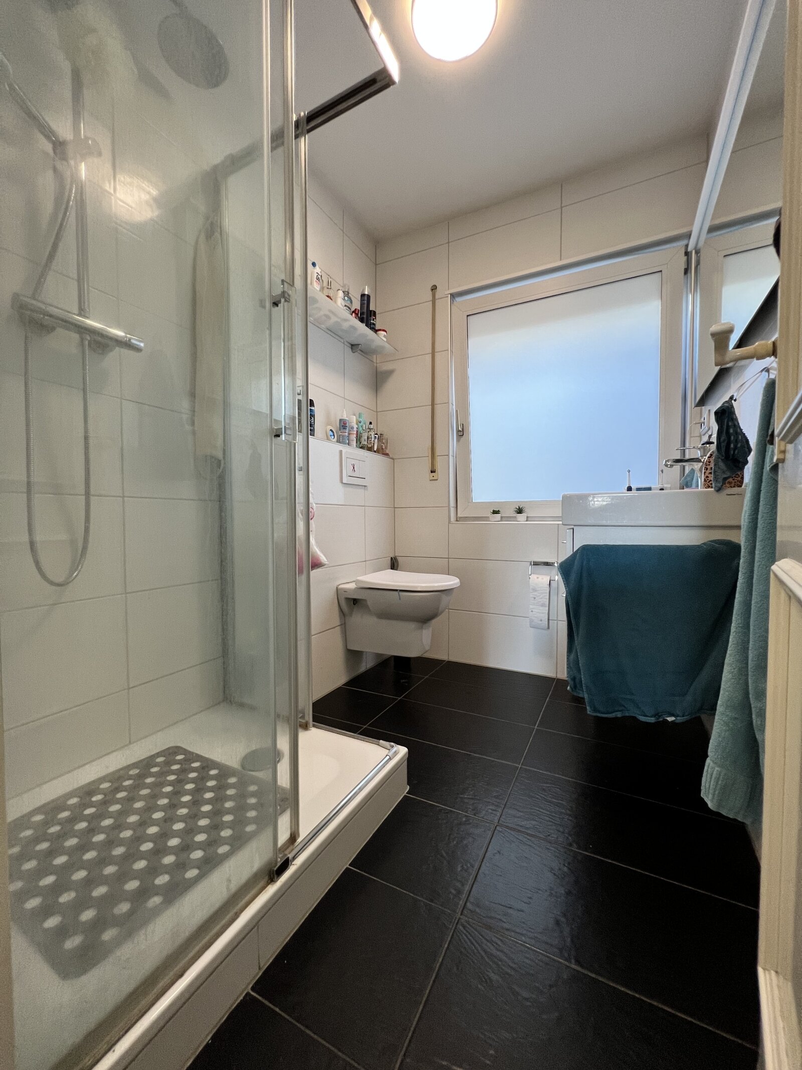 Duschbad mit Fenster - EG Duschbad mit Fenster - EG
