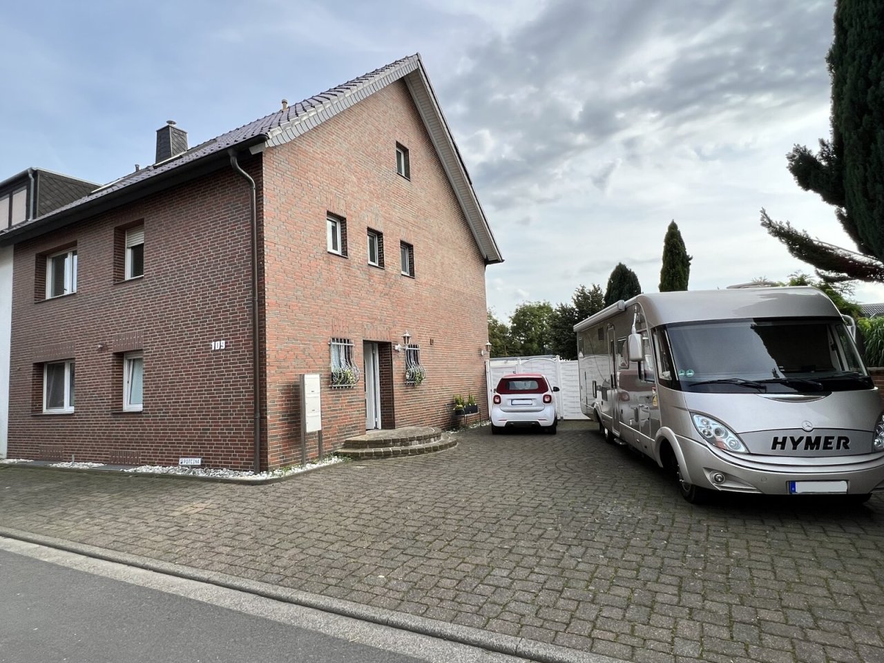 Hausansicht Vorne gesamt - Immobilienmakler düsseldorf derendorf Hausansicht Vorne gesamt - Immobilienmakler düsseldorf derendorf