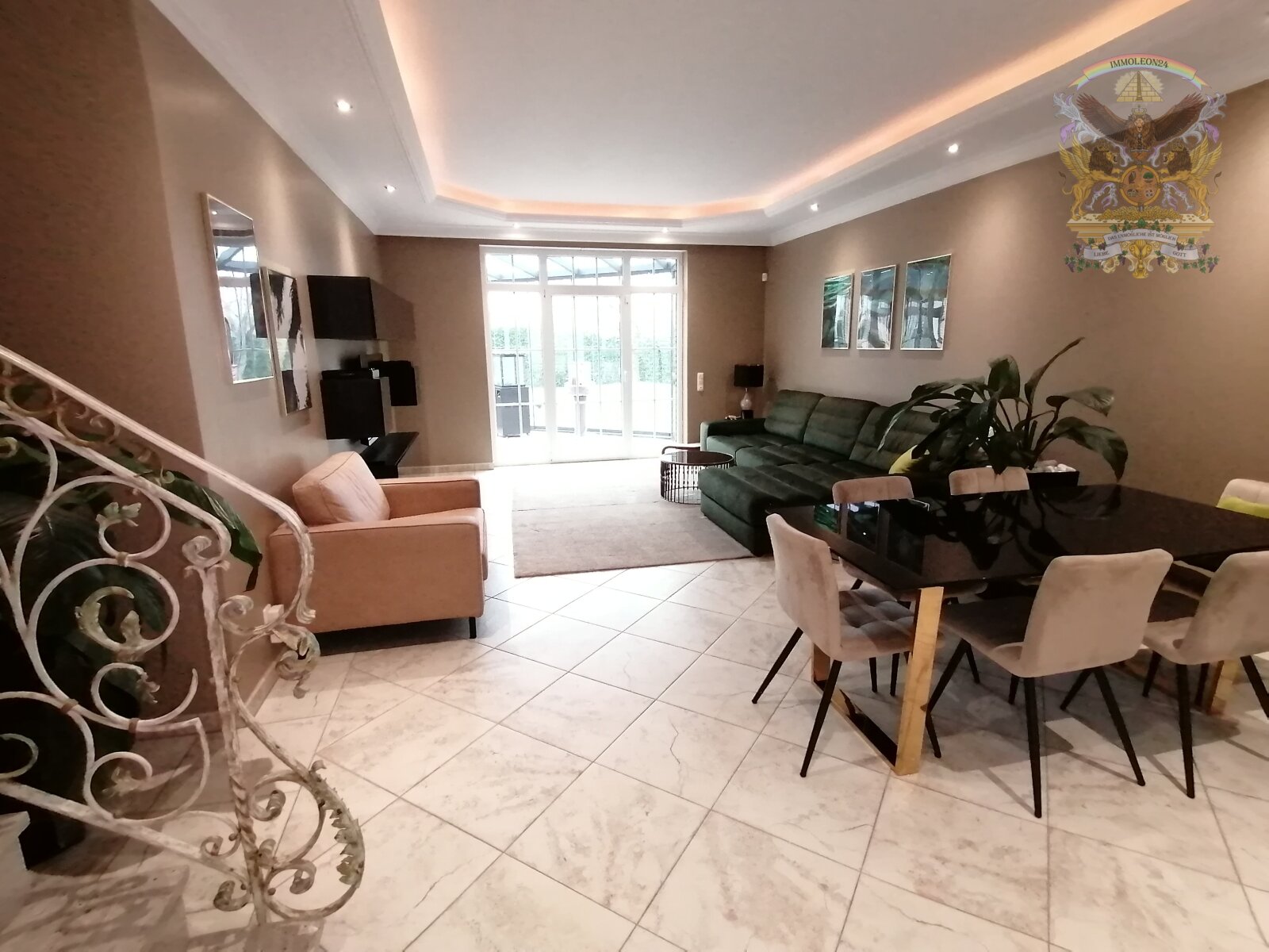 Esszimmer mit Wohnraum rechts Esszimmer mit Wohnraum rechts